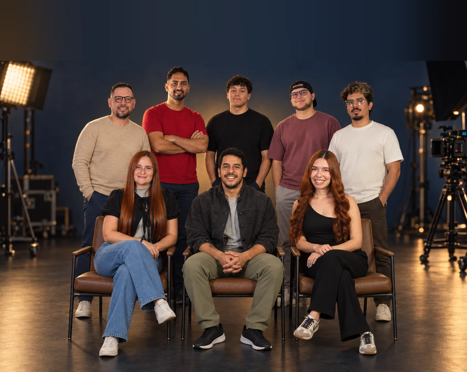 El equipo de Ghost Agencia Creativa en un estudio de grabación: tres sentados delante y cinco de pie detrás